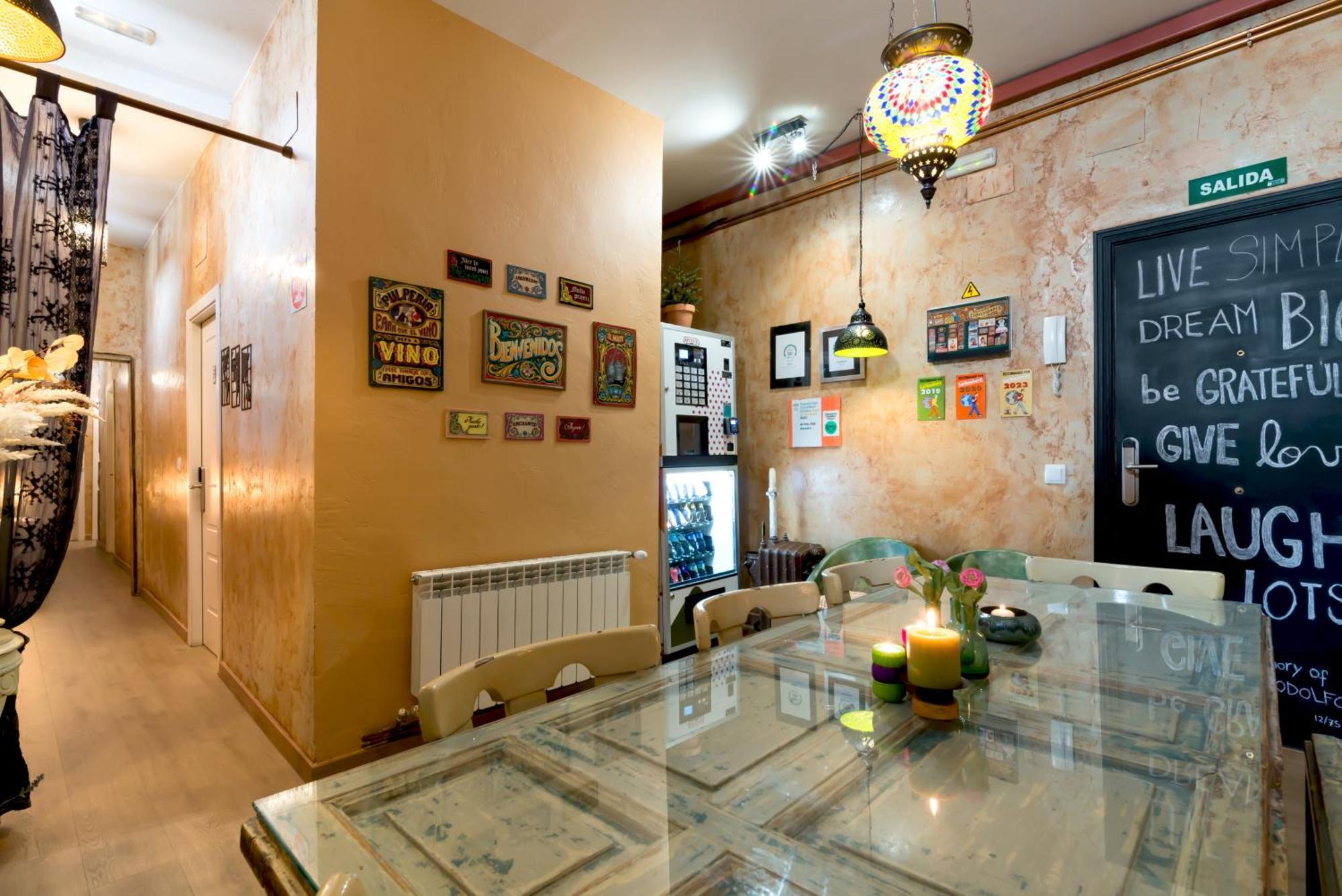 Hostal Artistic B&B Мадрид Экстерьер фото